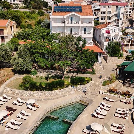 Hotel R Утеха Екстериор снимка