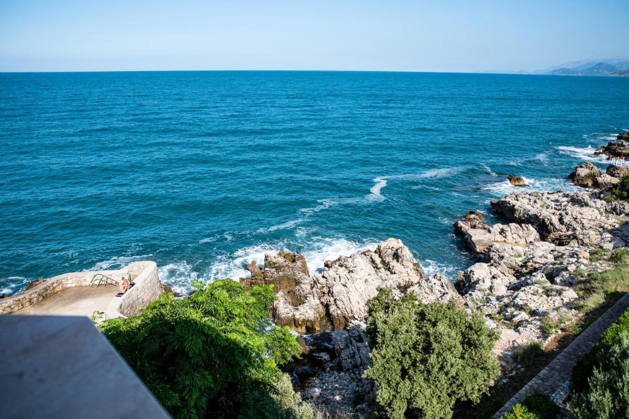 Hotel R Утеха Екстериор снимка