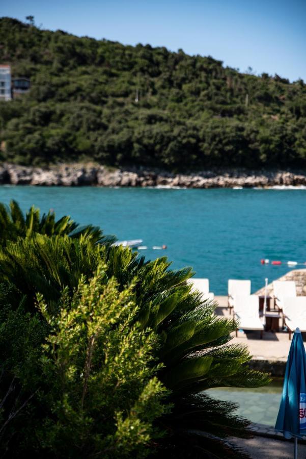 Hotel R Утеха Екстериор снимка