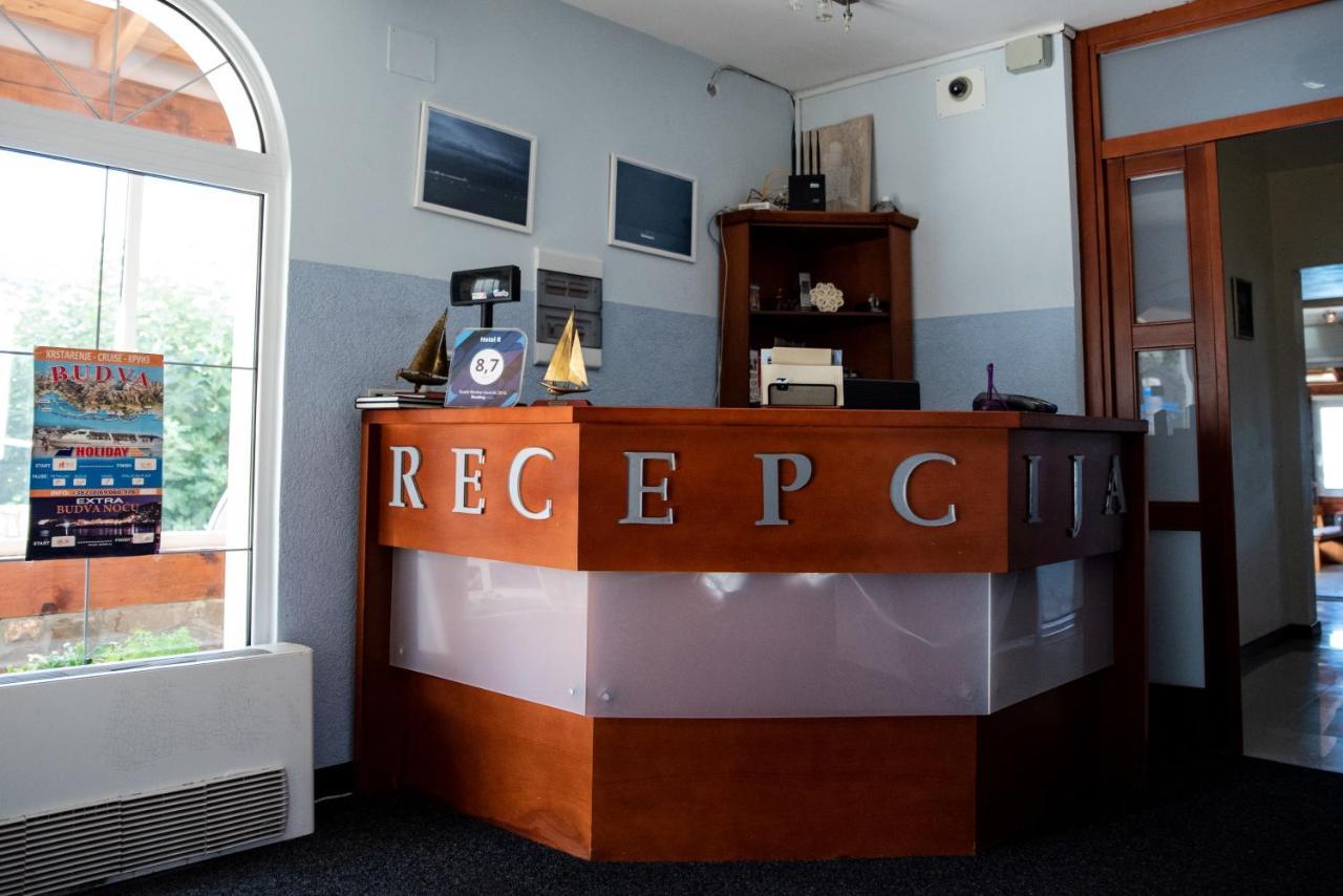 Hotel R Утеха Екстериор снимка