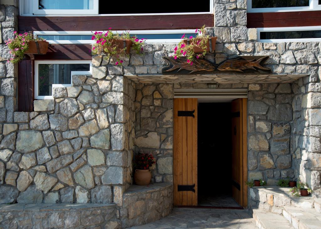 Hotel R Утеха Екстериор снимка