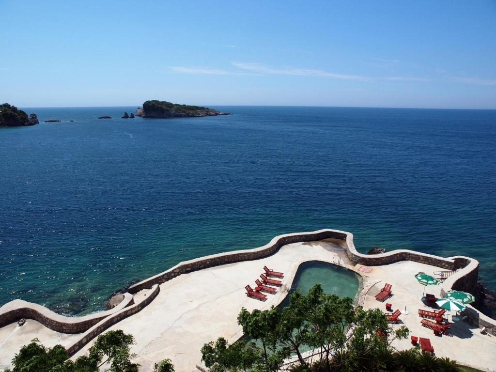 Hotel R Утеха Екстериор снимка