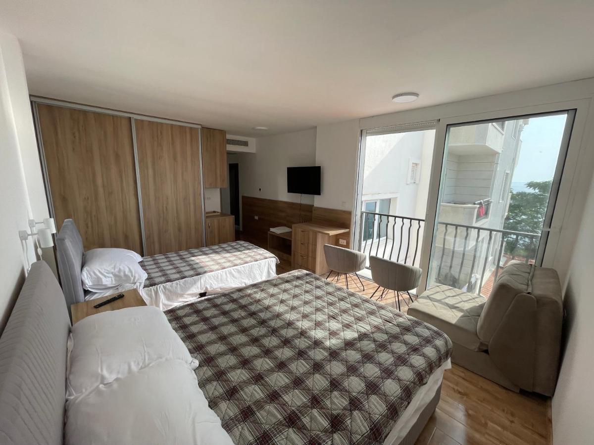 Hotel R Утеха Екстериор снимка