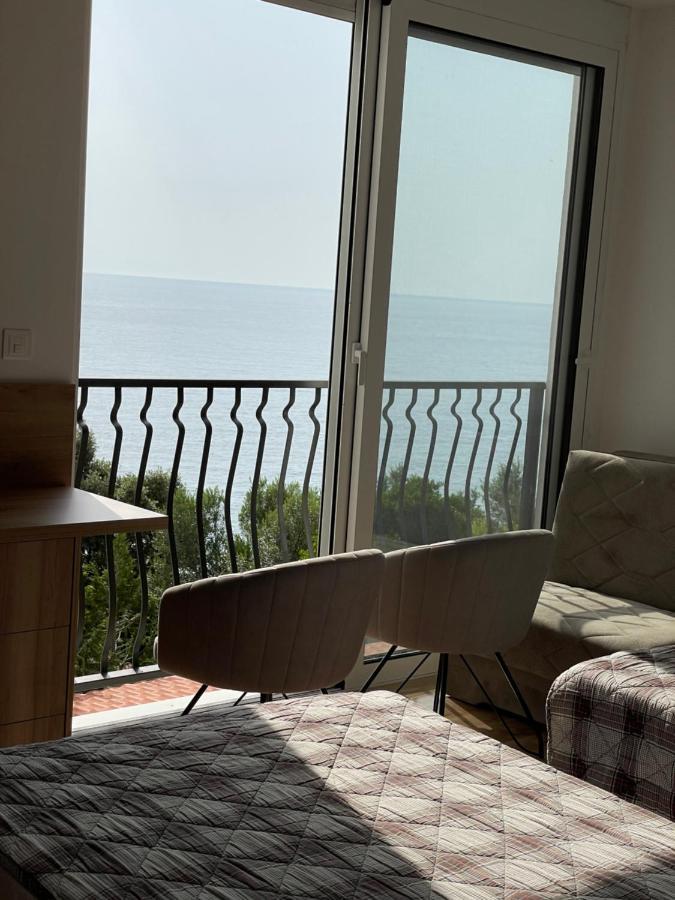 Hotel R Утеха Екстериор снимка