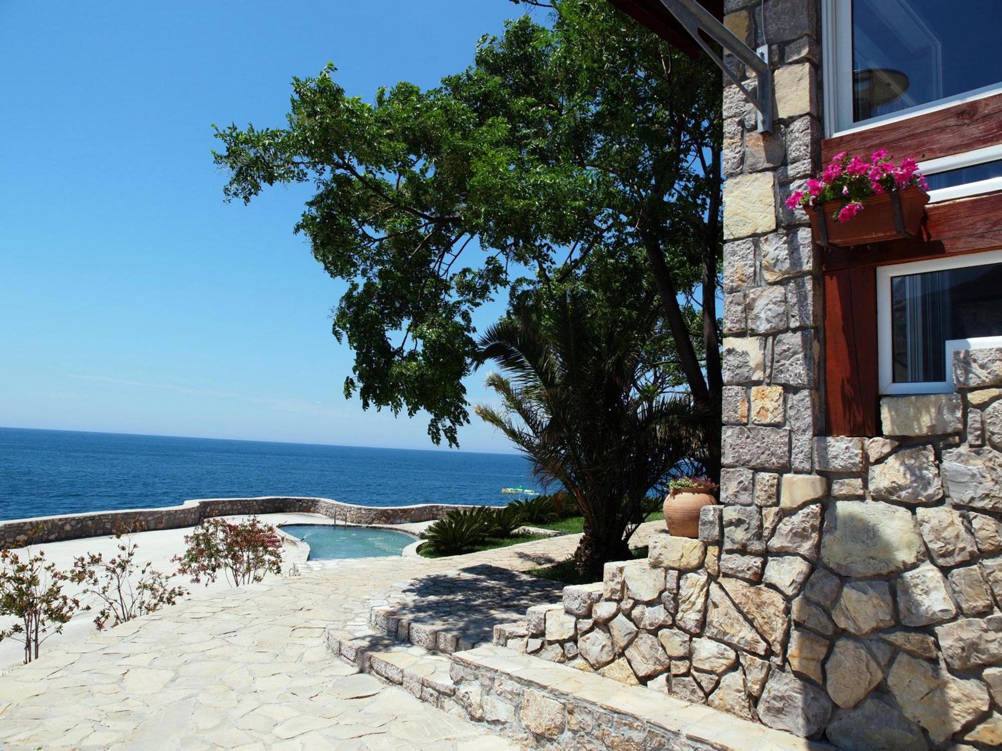 Hotel R Утеха Екстериор снимка