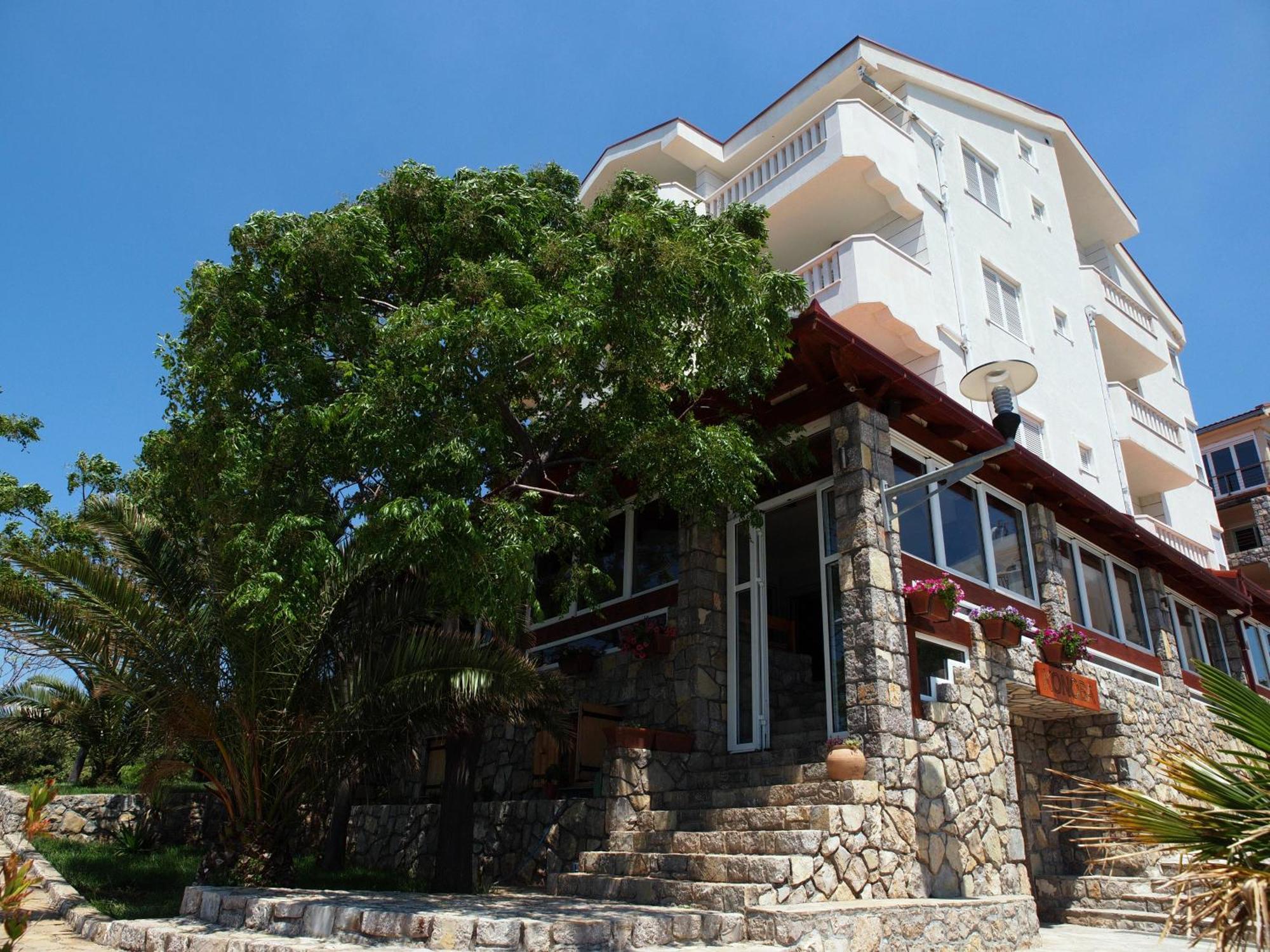 Hotel R Утеха Екстериор снимка