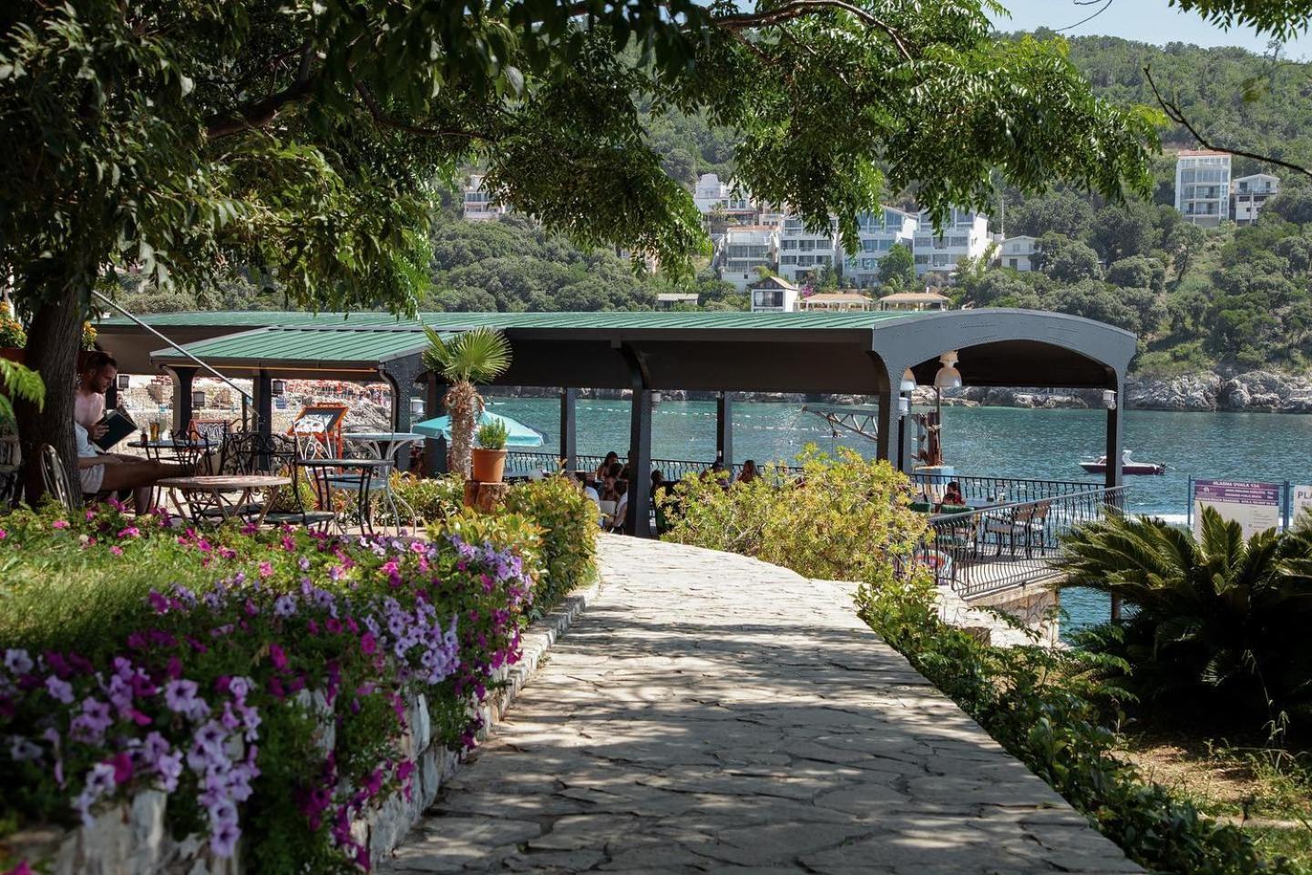 Hotel R Утеха Екстериор снимка