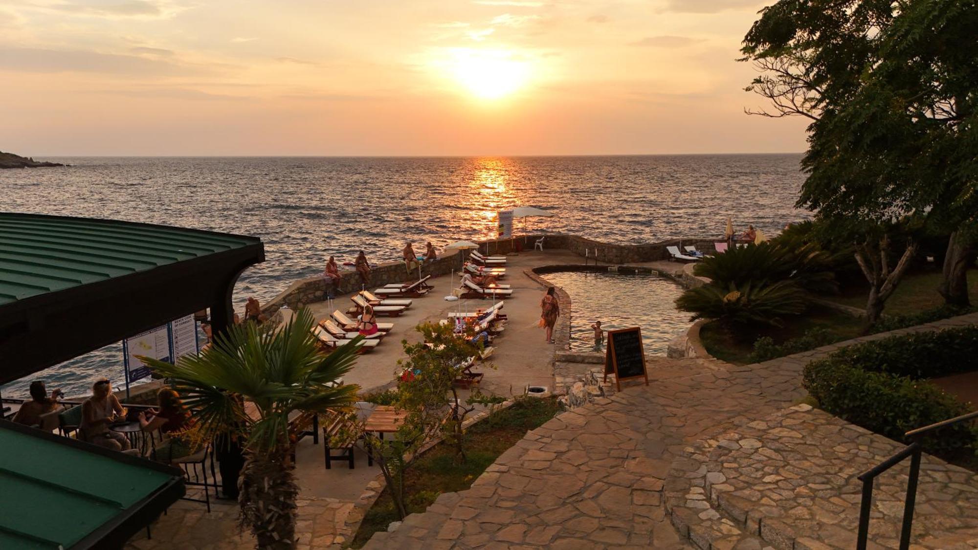 Hotel R Утеха Екстериор снимка