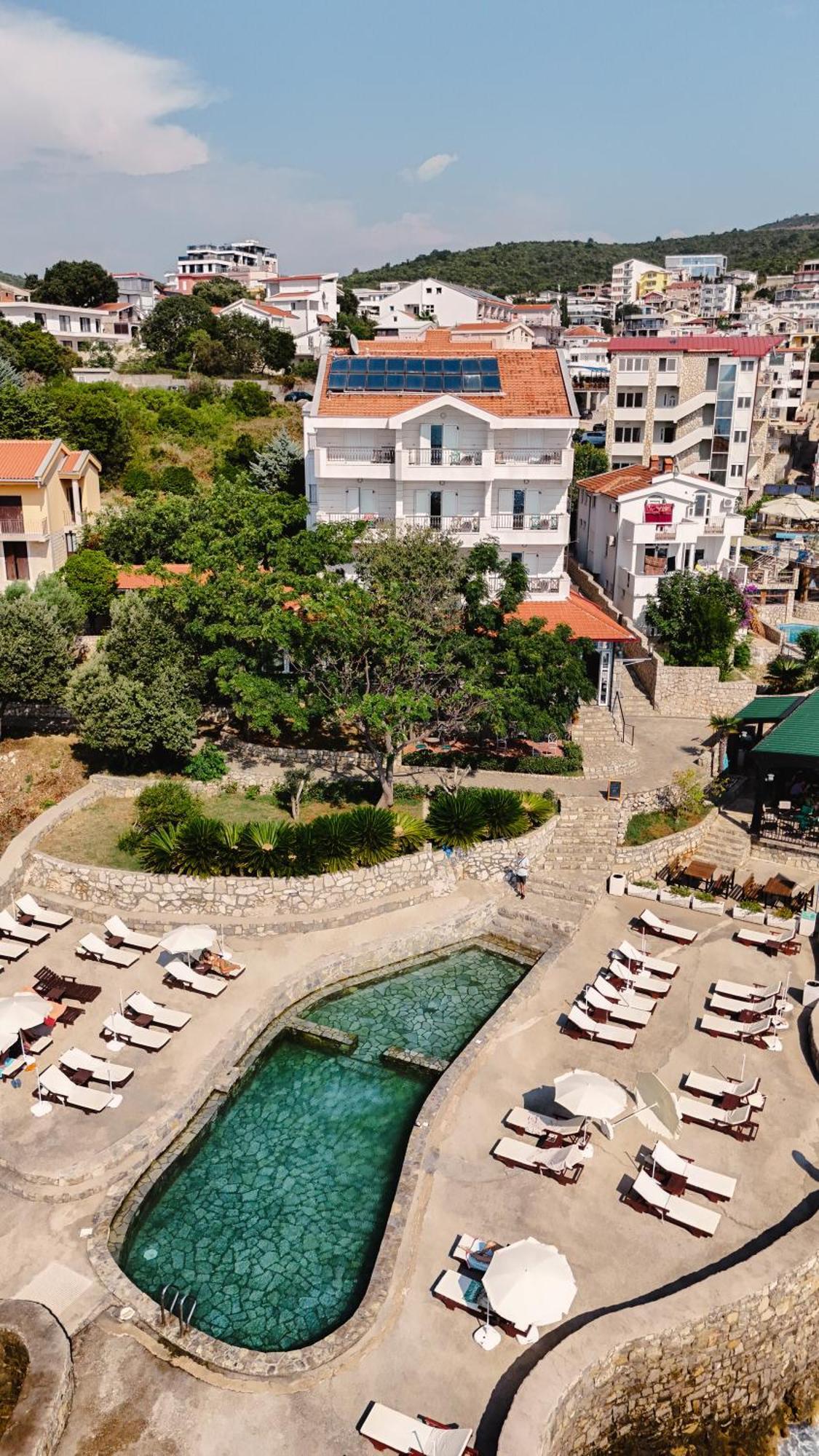 Hotel R Утеха Екстериор снимка