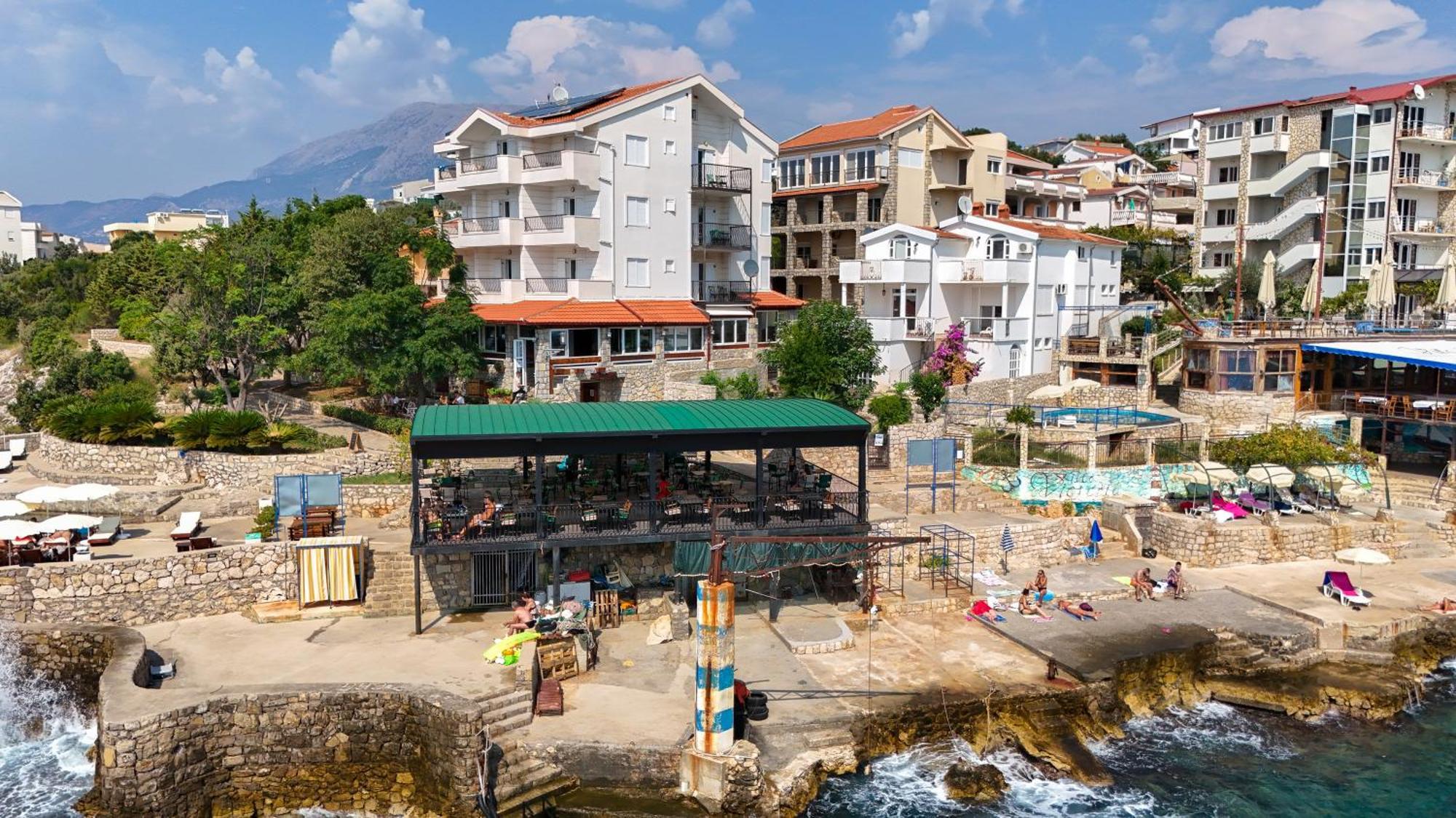 Hotel R Утеха Екстериор снимка