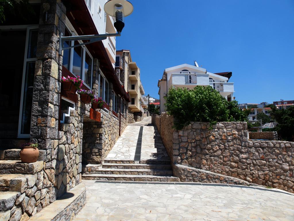 Hotel R Утеха Екстериор снимка