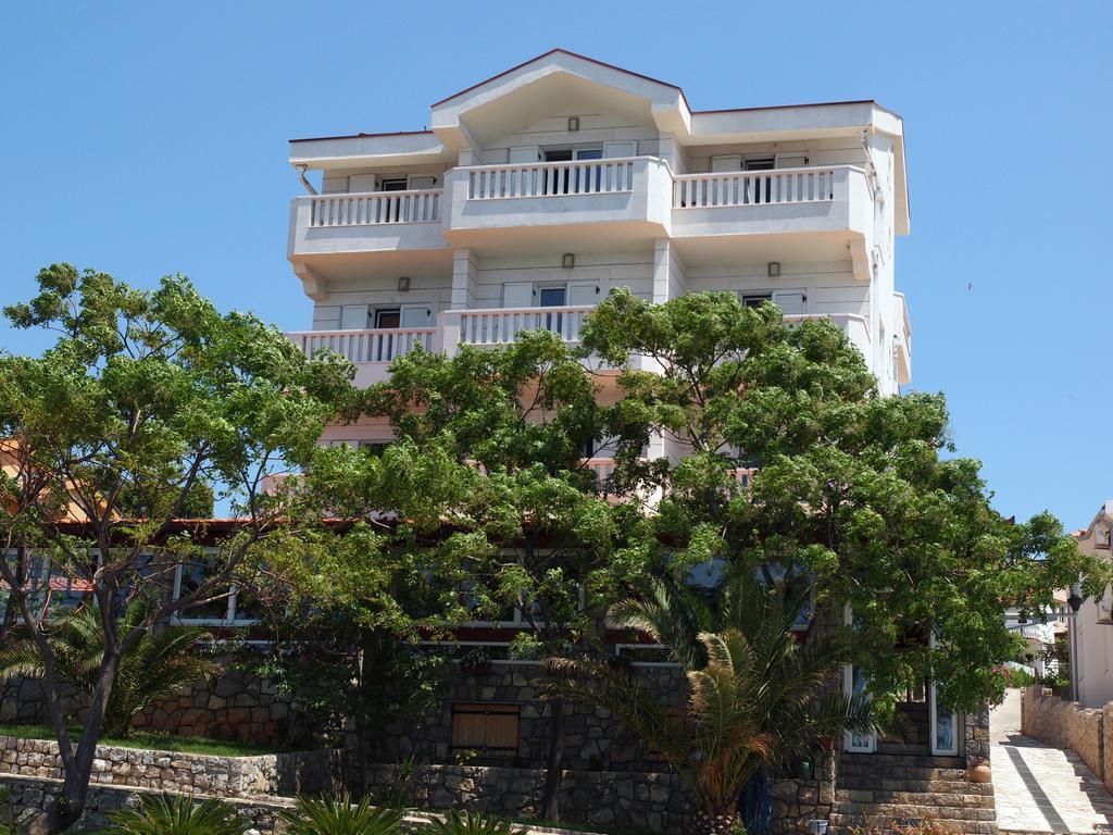 Hotel R Утеха Екстериор снимка