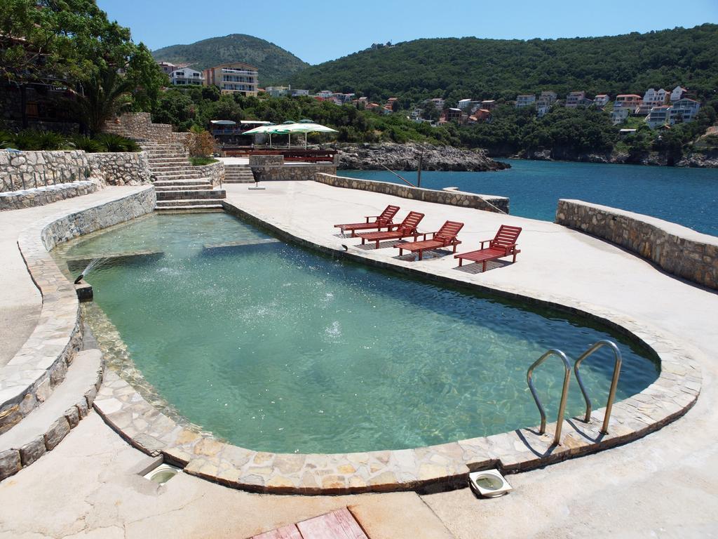 Hotel R Утеха Екстериор снимка