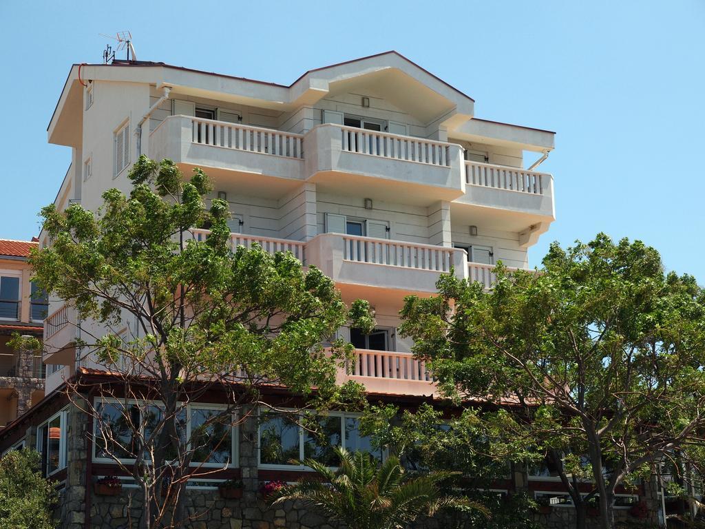 Hotel R Утеха Екстериор снимка