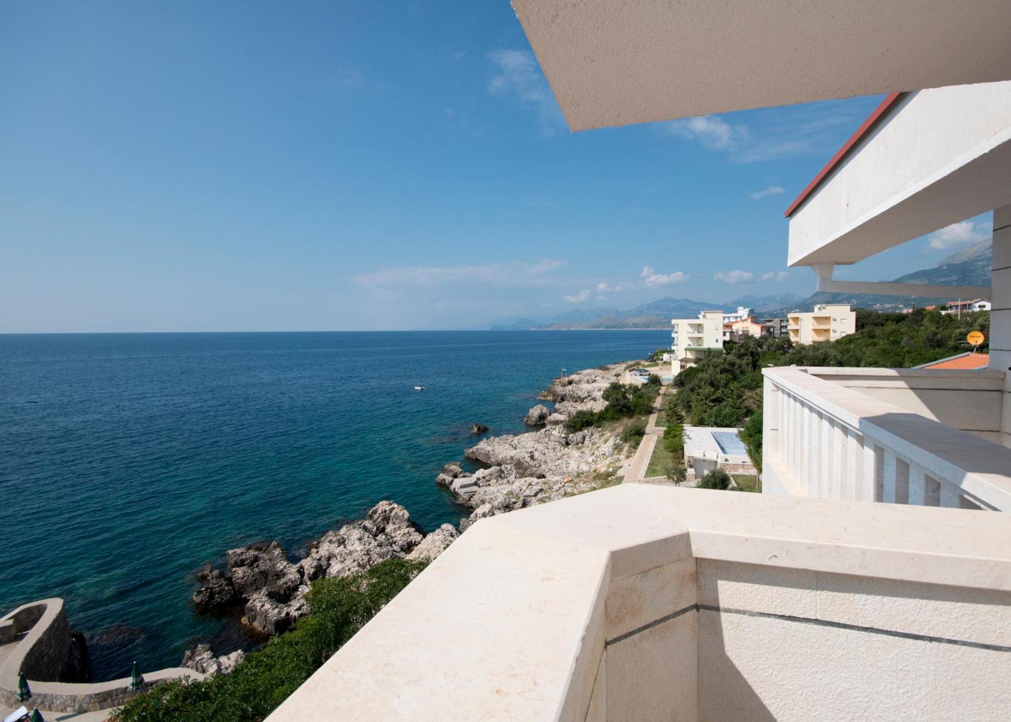 Hotel R Утеха Екстериор снимка