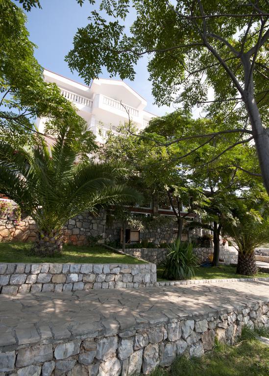 Hotel R Утеха Екстериор снимка