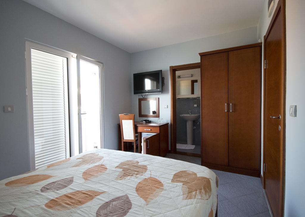Hotel R Утеха Екстериор снимка