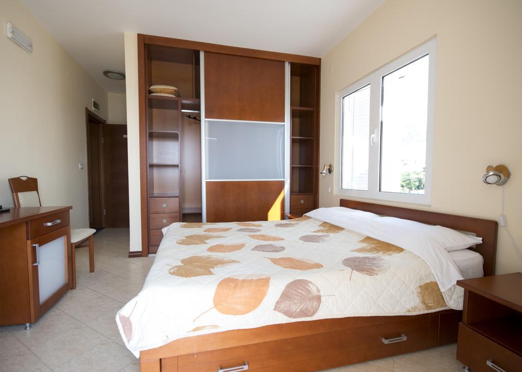 Hotel R Утеха Екстериор снимка