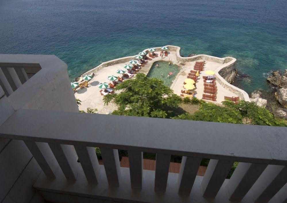 Hotel R Утеха Екстериор снимка