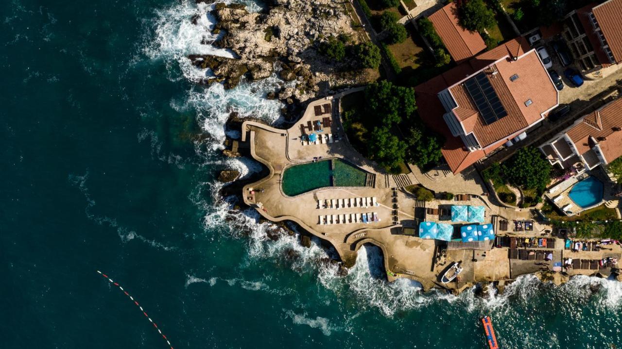Hotel R Утеха Екстериор снимка
